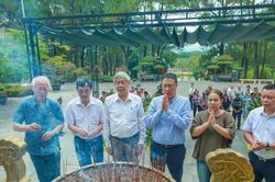 GS.VS Châu Văn Minh dâng hương tưởng niệm các Anh hùng liệt sĩ và tặng quà gia đình chính sách tại Quảng Trị