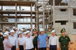 Ph&oacute; Thủ tướng kiểm tra tiến độ Dự &aacute;n Trường phổ th&ocirc;ng nội tr&uacute; li&ecirc;n cấp ở TP Huế