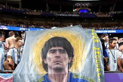 H&igrave;nh b&oacute;ng Maradona bao tr&ugrave;m đại chiến Argentina - Anh