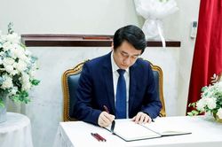 Thứ trưởng Ngoại giao Lê Anh Tuấn viếng, ghi sổ tang tưởng niệm cựu Quốc vương Qatar Sheikh Hamad bin Khalifa Al Thani