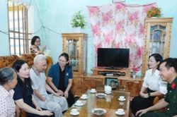 L&agrave;o Cai tổ chức 22 đo&agrave;n thăm hỏi, tặng qu&agrave; c&aacute;c gia đ&igrave;nh ch&iacute;nh s&aacute;ch, người c&oacute; c&ocirc;ng ti&ecirc;u biểu
