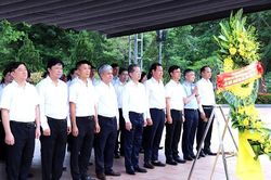 Ch&aacute;nh &aacute;n TANDTC Nguyễn Văn Quảng d&acirc;ng hương, tri &acirc;n c&aacute;c Anh h&ugrave;ng liệt sĩ tại Quảng Trị