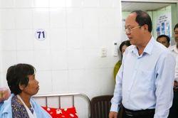 Bí thư Cà Mau Nguyễn Hồ Hải thăm người dân bị thương do lốc xoáy