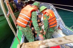 Kịp thời cứu thuyền viên gặp nạn trên biển lúc rạng sáng