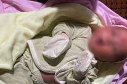 Huế: Ph&aacute;t hiện b&eacute; trai sơ sinh bị bỏ rơi b&ecirc;n cống nước