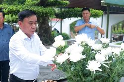 Thường trực Ban Bí thư Trần Cẩm Tú dâng hương tại Ngã ba Đồng Lộc