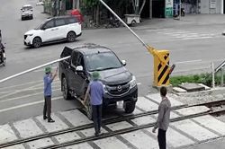Xử phạt 19 triệu đồng, tước giấy phép lái xe nữ tài xế vượt rào chắn đường sắt