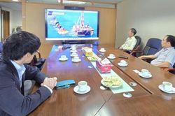 Đại diện Idemitsu trao tặng phim tư liệu về dự &aacute;n Sao V&agrave;ng - Đại Nguyệt cho Chủ tịch Hội DKVN
