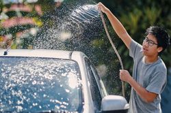 H&agrave;ng triệu t&agrave;i xế Anh sẽ bị phạt nặng nếu rửa xe tại nh&agrave; từ v&ograve;i nước m&aacute;y