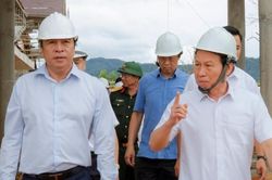 Phó Thủ tướng Lê Tiến Châu kiểm tra trường vùng biên, thăm gia đình chính sách