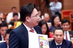 Họp HĐND TP Hà Nội: Đại biểu cầm vỏ thuốc bảo vệ thực vật, hỏi 'bao giờ dân hết lo?'