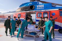 Trực thăng xuyên đêm vượt biển đưa người gặp nạn từ đảo Sơn Ca về đất liền cấp cứu