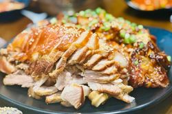 Người trung niên ăn chân giò thường xuyên, có thể xuất hiện 5 thay đổi