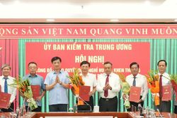 3 Phó Chủ nhiệm Ủy ban Kiểm tra Trung ương khóa 13 nhận quyết định nghỉ hưu