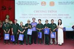Đo&agrave;n c&ocirc;ng t&aacute;c VKSND tối cao thăm, tặng qu&agrave; c&aacute;c thương, bệnh binh tại Trung t&acirc;m Điều dưỡng thương binh Duy Ti&ecirc;n