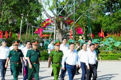 Thường trực Ban B&iacute; thư Trần Cẩm T&uacute; d&acirc;ng hương tưởng niệm Chủ tịch Hồ Ch&iacute; Minh, tặng qu&agrave; tri &acirc;n c&aacute;c thương, bệnh binh