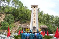Phó Chủ tịch UBND tỉnh Hoàng Phú Hiền dâng hoa, dâng hương tại Nghĩa trang liệt sĩ ngành Giao thông vận tải và thăm, tặng quà Mẹ Việt Nam Anh hùng
