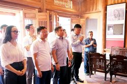 Đoàn công tác của Ủy ban Kiểm tra Trung ương dâng hương tưởng niệm đồng chí Hồ Tùng Mậu