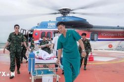 Trực thăng xuyên đêm đưa bệnh nhân từ Trường Sa về đất liền điều trị