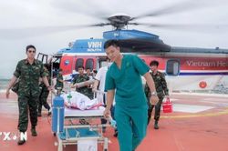 Trực thăng xuyên đêm đưa bệnh nhân từ Trường Sa về đất liền điều trị