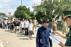 Tiếp nhận 19 c&ocirc;ng d&acirc;n Việt Nam do lực lượng chức năng Campuchia trao trả