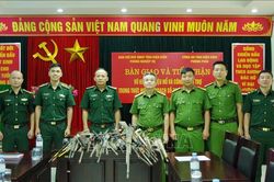 Bàn giao, tiếp nhận 39 khẩu súng các loại từ công tác vận động nhân dân giao nộp