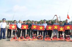 Cảnh s&aacute;t biển đồng h&agrave;nh, hỗ trợ ngư d&acirc;n vươn khơi b&aacute;m biển