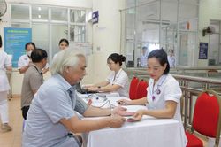 Bệnh viện phối hợp với cơ sở, kh&aacute;m s&agrave;ng lọc cho người d&acirc;n, theo tinh thần NQ72