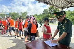 Tiếp nhận 19 c&ocirc;ng d&acirc;n Việt Nam do lực lượng chức năng Campuchia trao trả