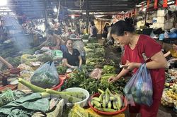 Gi&aacute; xăng dầu li&ecirc;n tiếp hạ, thị trường h&agrave;ng thiết yếu giảm chậm