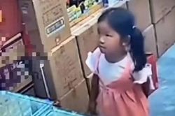 Bé gái 4 tuổi đi mua mì tôm một mình, câu nói khiến chủ tiệm lặng người