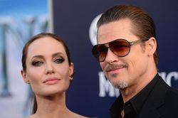 Kh&aacute;n giả phản ứng khi 2 con của Brad Pitt l&agrave;m thủ tục bỏ họ cha