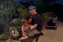 Nam ca sĩ vừa qua đời ở tuổi 49 khiến kh&aacute;n giả b&agrave;ng ho&agrave;ng