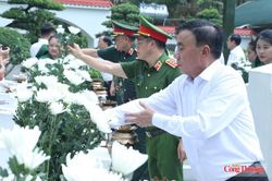 Thường trực Ban B&iacute; thư Trần Cẩm T&uacute; d&acirc;ng hương tưởng niệm Anh h&ugrave;ng liệt sĩ tại Ng&atilde; ba Đồng Lộc