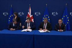 EU v&agrave; Anh k&yacute; thỏa thuận lịch sử về Gibraltar sau hơn 4 năm đ&agrave;m ph&aacute;n
