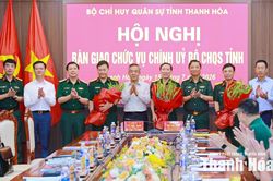 Bàn giao chức vụ Chính ủy Bộ Chỉ huy Quân sự tỉnh Thanh Hóa