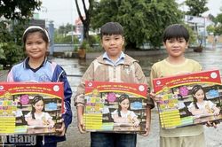 An Giang trao 100 bộ b&uacute;t chấm đọc tiếng Anh cho con c&ocirc;ng nh&acirc;n kh&oacute; khăn