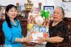 Ph&oacute; B&iacute; thư Tỉnh ủy An Giang Trần Thị Thanh Hương thăm gia đ&igrave;nh thương binh, bệnh binh ti&ecirc;u biểu