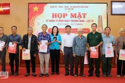 T&acirc;n Hội trao nh&agrave; Đại đo&agrave;n kết, tặng qu&agrave; người c&oacute; c&ocirc;ng