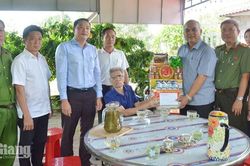 Thăm, tặng qu&agrave; người c&oacute; c&ocirc;ng ti&ecirc;u biểu tại hai x&atilde; B&igrave;nh Sơn v&agrave; B&igrave;nh Giang