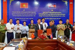 An Giang tiếp nhận 3 h&agrave;i cốt liệt sĩ từ tỉnh Preah Sihanouk