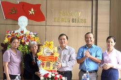 Lãnh đạo Ban Tổ chức Thành ủy Đà Nẵng tặng quà gia đình chính sách tại xã Bến Giằng