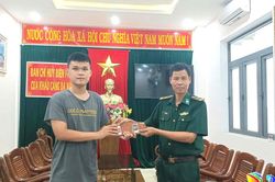 Cán bộ biên phòng Đà Nẵng trao trả tài sản cho người đánh rơi