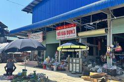 Xăng dầu giảm giá, hàng hóa vẫn 'neo' cao