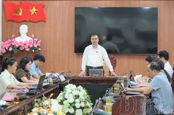 Đại biểu thảo luận tại tổ nội dung tr&igrave;nh kỳ họp thứ tư, HĐND tỉnh kh&oacute;a XVI
