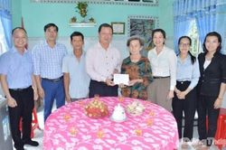 Đồng ch&iacute; Phan Ph&ugrave;ng Ph&uacute; thăm, tặng qu&agrave; gia đ&igrave;nh c&oacute; c&ocirc;ng với c&aacute;ch mạng