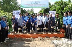 X&atilde; H&ograve;a Long: Khởi c&ocirc;ng c&ocirc;ng tr&igrave;nh n&acirc;ng cấp đường n&ocirc;ng th&ocirc;n v&agrave; trao Nh&agrave; nh&acirc;n &aacute;i