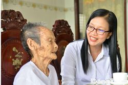 Đồng chí Nguyễn Thị Kim Tuyến thăm, tặng quà gia đình chính sách tại xã Vĩnh Kim