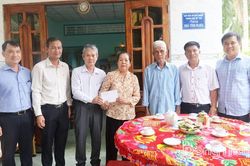 Đồng chí Đinh Văn Dũng thăm, tặng quà gia đình người có công tại phường Trung An