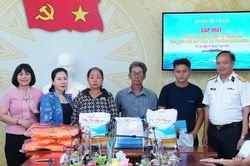 Lữ đo&agrave;n 162 trao qu&agrave; hỗ trợ ngư d&acirc;n c&oacute; t&agrave;u c&aacute; bị ch&aacute;y tại phường Ho&agrave;i Nhơn Bắc